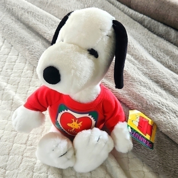 Vintage Snoopy  "Peanuts" Plush Valentines Charlie Brown Seasonal Christmas - Picture 1 of 9